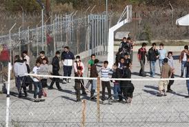 500 λαθρομετανάστες απελευθερώθηκαν από τα κέντρα κράτησης της ΑΜΘ