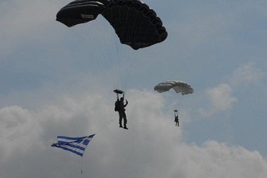 Αλεξιπτωτιστές στο αεροδρόμιο της Αλεξανδρούπολης