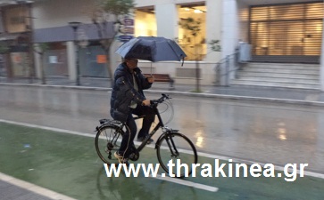 ποδηλάτης βροχή