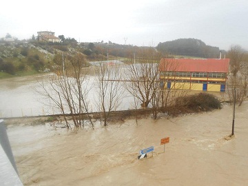 Πλημμυρίζουν τα Λαγυνά – Εκκενώθηκε το χωριό