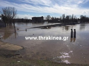 Τώρα: Χάθηκε η γέφυρα του Τούντζα κάτω από το νερό