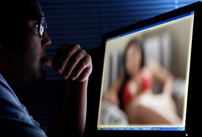 Το διαδικτυακό σεξ οδηγεί σε εκβιασμούς