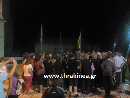 Βίντεο: Έχτισαν την πόρτα της εκκλησίας των Κομάρων οι πιστοί