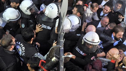 Δακρυγόνα σε πορεία για την Πρωτομαγιά στην Κωνσταντινούπολη