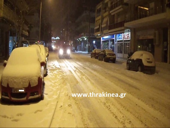 Συνεχίζει να χιονίζει στον Έβρο (βίντεο)