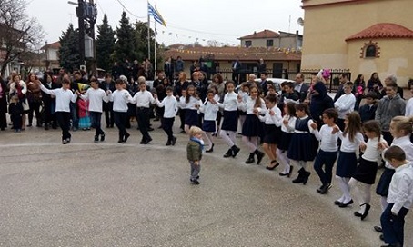 Βίντεο: Αυτά τα παιδιά δε έχουν τις ίδιες ευκολίες με τα παιδιά των πόλεων, αλλά μας κάνουν να δακρύζουμε