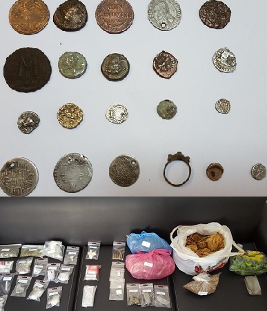 Αρχαία και ναρκωτικά βρέθηκαν σε σπίτι 52χρονου στη Ρούσα