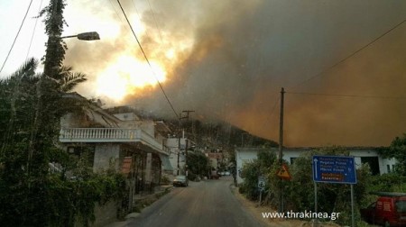 Μαίνονται ακόμη τα πύρινα μέτωπα στη Θάσο-Υπουργικό κλιμάκιο στο νησί