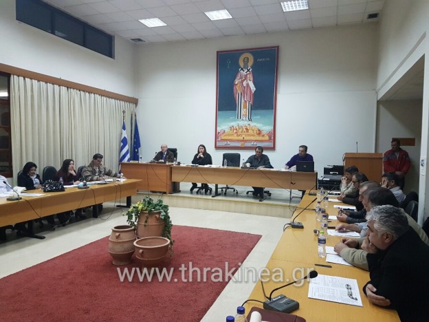 Βίντεο: Απίστευτος τσακωμός στο ναό της Δημοκρατίας του Διδυμοτείχου