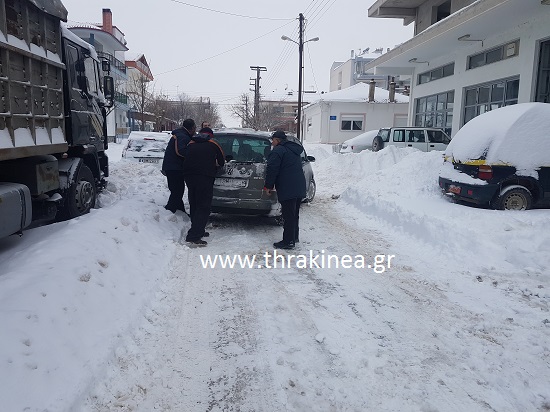 αυτοκίνητο χιόνι σπρώξιμο