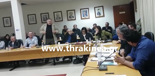 Βίντεο: Ο δημοτικός σύμβουλος που προσπάθησε να τους βάλει σε τάξη