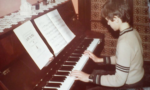 Ποιος είναι ο νεαρός πιανίστας;