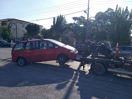 Απομακρύνονται εγκαταλελειμμένα οχήματα από δρόμους της Κομοτηνής
