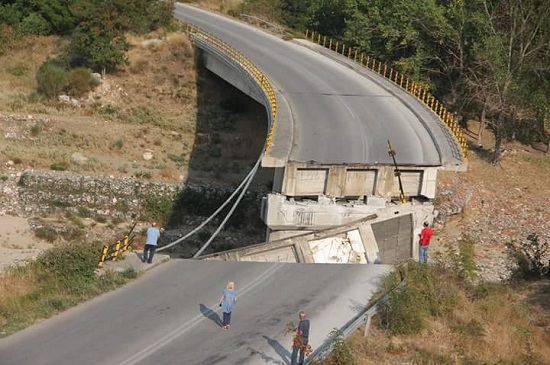 Απίστευτο έπεσε τμήμα γέφυρας στη Ροδόπη