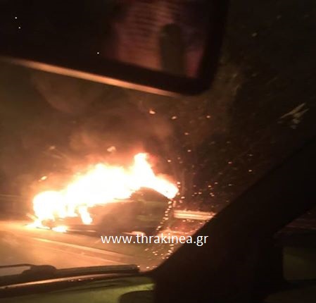 Φωτογραφίες: Στις φλόγες τυλίχθηκε αυτοκίνητο της αστυνομίας