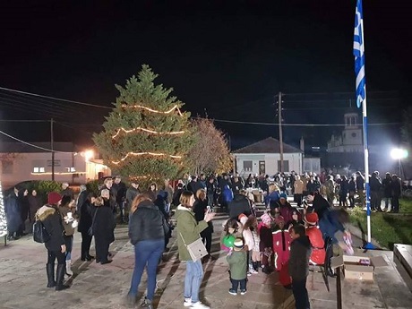 Άναψε το δέντρο στο Αμμόβουνο