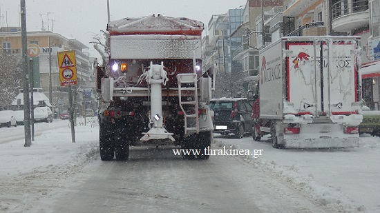 Στάθμευσε στη μέση του δρόμου και απέκλεισε εκχιονιστικό!