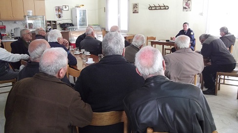 Οι αστυνομικοί ενημερώνουν τους πολίτες για το πως να προστατευτούν από τους απατεώνες