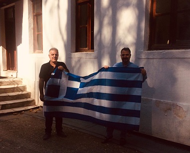 Ο περιφερειακός σύμβουλος Έβρου Κωνσταντίνος Εξακουστός δώρισε συμβολικά μια ελληνική σημαία για τη Σαμοθράκη, εκ μέρους της ΕΝΑ