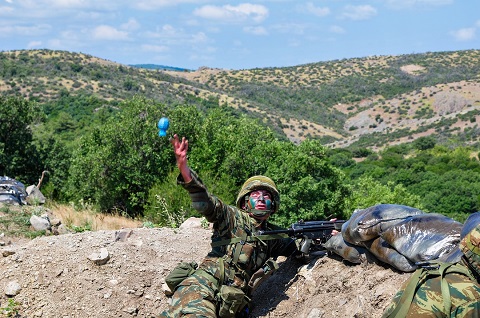 Οι εθνοφύλακες εκπαιδεύονται στη ρίψη χειροβομβίδας