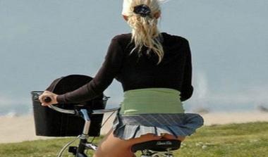 Της απαγόρευσαν να κάνει ποδήλατο επειδή η φούστα της ήταν πολύ σέξι!