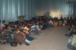 Κρατούσαν σε αποθήκη λαθρομετανάστες, μέχρι να τους οδηγήσουν στην Αθήνα