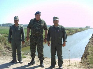 Ο Α/ΓΕΣ φωτογραφίζεται μπροστά στη τάφρο του Έβρου
