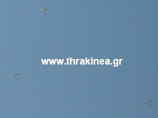 Επίδειξη αλεξιπτωτιστών στην Αλεξανδρούπολη Επίδειξη αλεξιπτωτιστών στην Αλεξανδρούπολη