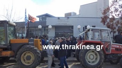 Στη ΔΟΥ Ορεστιάδας μεταφέρθηκαν οι διαμαρτυρίες των αγροτών (βίντεο) Στη ΔΟΥ Ορεστιάδας μεταφέρθηκαν οι διαμαρτυρίες των αγροτών (βίντεο)