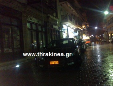 Εκεί μπροστά στο μαγαζί του το παρκάρει Εκεί μπροστά στο μαγαζί του το παρκάρει