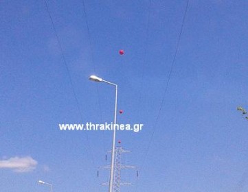 Γιατί γέμισαν με κόκκινες μπάλες τα καλώδια; Γιατί γέμισαν με κόκκινες μπάλες τα καλώδια;