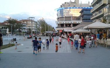 Γιατί γέμισε με μπαλόνια η πλατεία Ορεστιάδας; Γιατί γέμισε με μπαλόνια η πλατεία Ορεστιάδας;