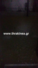 Πάνω από μισό μέτρο το νερό στην οδό Χατζημιχαήλ Πάνω από μισό μέτρο το νερό στην οδό Χατζημιχαήλ