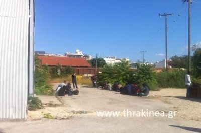 Με φουσκωτό έφτασαν μετανάστες στην Αλεξανδρούπολη Με φουσκωτό έφτασαν μετανάστες στην Αλεξανδρούπολη