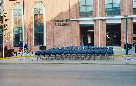 Καρέκλες για ΑμεΑ, εγκύους και άτομα με κινητικά προβλήματα θα τοποθετηθούν μπροστά στο δημαρχείο για την παρέλαση της 28ης
