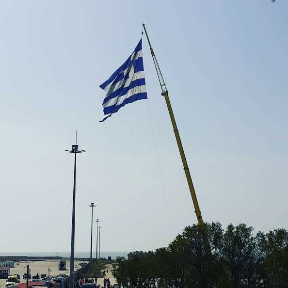 Η μεγάλη ελληνική σημαία του Διδυμοτείχου στο λιμάνι Αλεξανδρούπολης