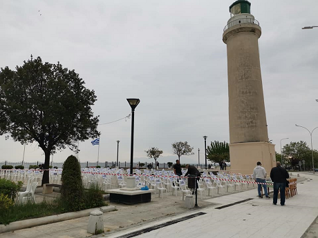 Η γεμάτη άδειες καρέκλες πλατεία του Φάρου