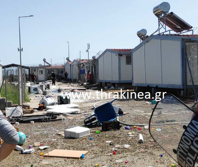 Επιπόλαιος τραυματισμός αστυνομικού στο Φυλάκιο – Φωτογραφία που προκαλεί αίσθηση – Γιατί ξεκίνησαν τα επεισόδια;