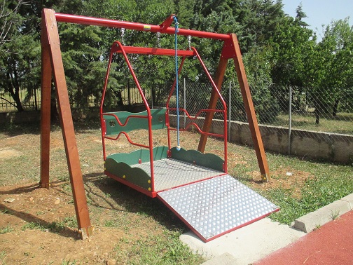 Δωρεά κούνιας για παιδιά σε αναπηρικό αμαξίδιο στο ειδικό δημοτικό Αλεξανδρούπολης