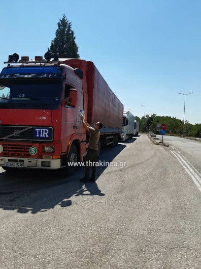 Νερά και σάντουιτς σε εγκλωβισμένους οδηγούς μοίρασε ο δήμος Ορεστιάδας