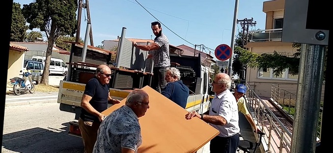 Δημοτικοί και τοπικοί σύμβουλοι των Φερών σε ρόλο φύλακα του πρώην δημαρχείου
