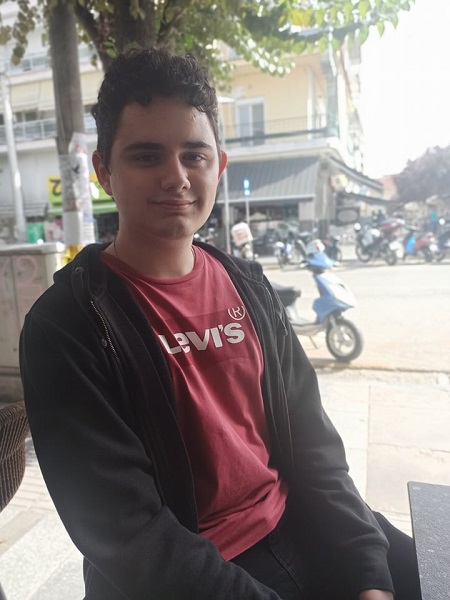 Ένας νέος που ζει στο εξωτερικό, αλλά ζει με την Ελλάδα μέσα του