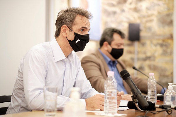 Η Νίκη της Σαμοθράκης στη μάσκα του πρωθυπουργού