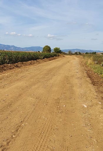 Συνεχίζονται τα έργα αγροτικής οδοποιίας στο δήμο Μαρώνειας – Σαπών