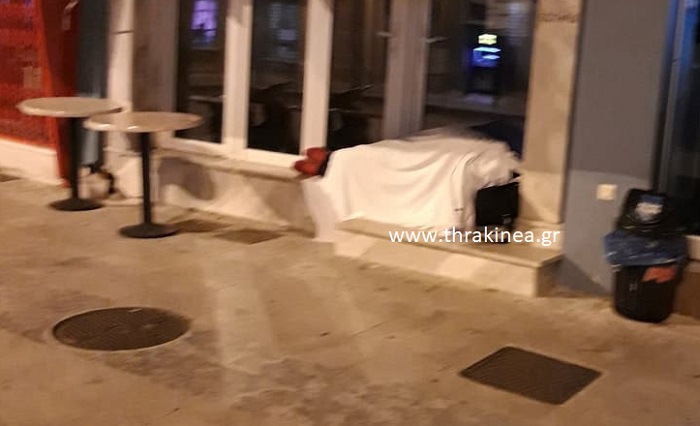 Στην Ελλάδα του 2020 έμεινε στη δρόμο μέχρι να ξημερώσει
