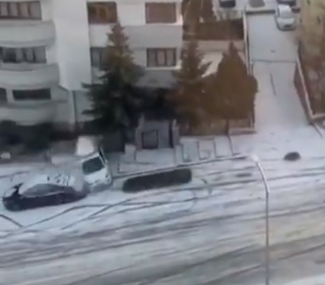 Ένα χιόνι και μία κατηφόρα ήταν ικανά να διαλύσουν τις τελευταίες μέρες του 2020 Τούρκων οδηγών