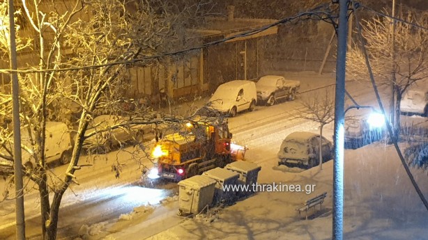 Συνεχίζονται οι χιονοπτώσεις – ανοιχτοί οι δρόμοι