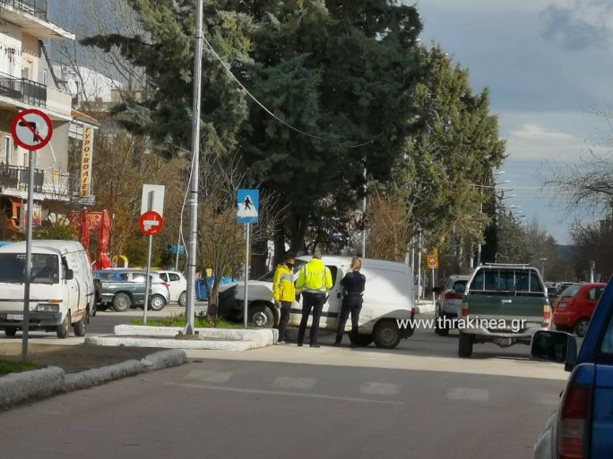 Τώρα: Αυτοκίνητο καβάλησε διαχωριστική νησίδα