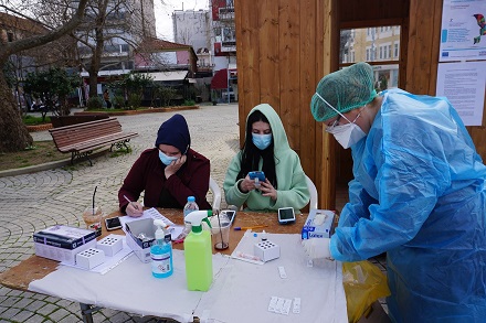 Δεύτερη ημέρα rapid tests για τον γενικό πληθυσμό στην πλατεία Ειρήνης