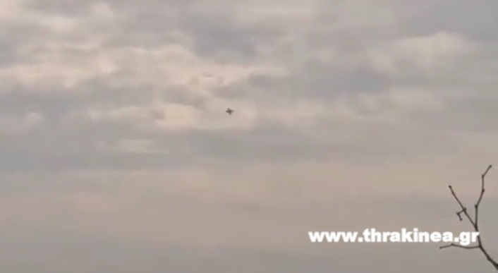 Βίντεο: Πολεμικά αεροσκάφη πέταξαν στο όριο . . .